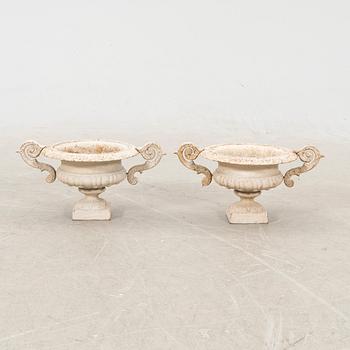 Garden urns, a pair of cast iron from the first half of the 20th century.
