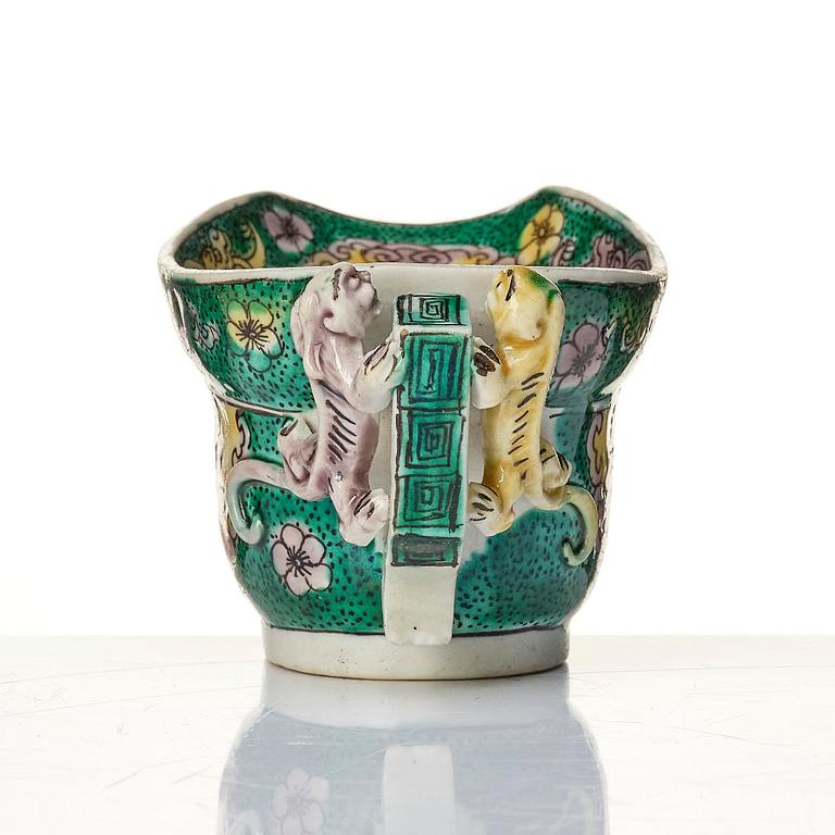 Bägare, biskviporslin. Qingdynastin, Kangxi (1662-1722).