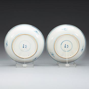 A pair of blue and white chargers, Qing dynasty, Kangxi (1662-1722), with Chenghua four character mark.