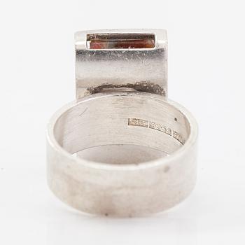 Elis Kauppi, Ring, sterlingsilver och mossagat. Kupittaan kulta, Åbo.