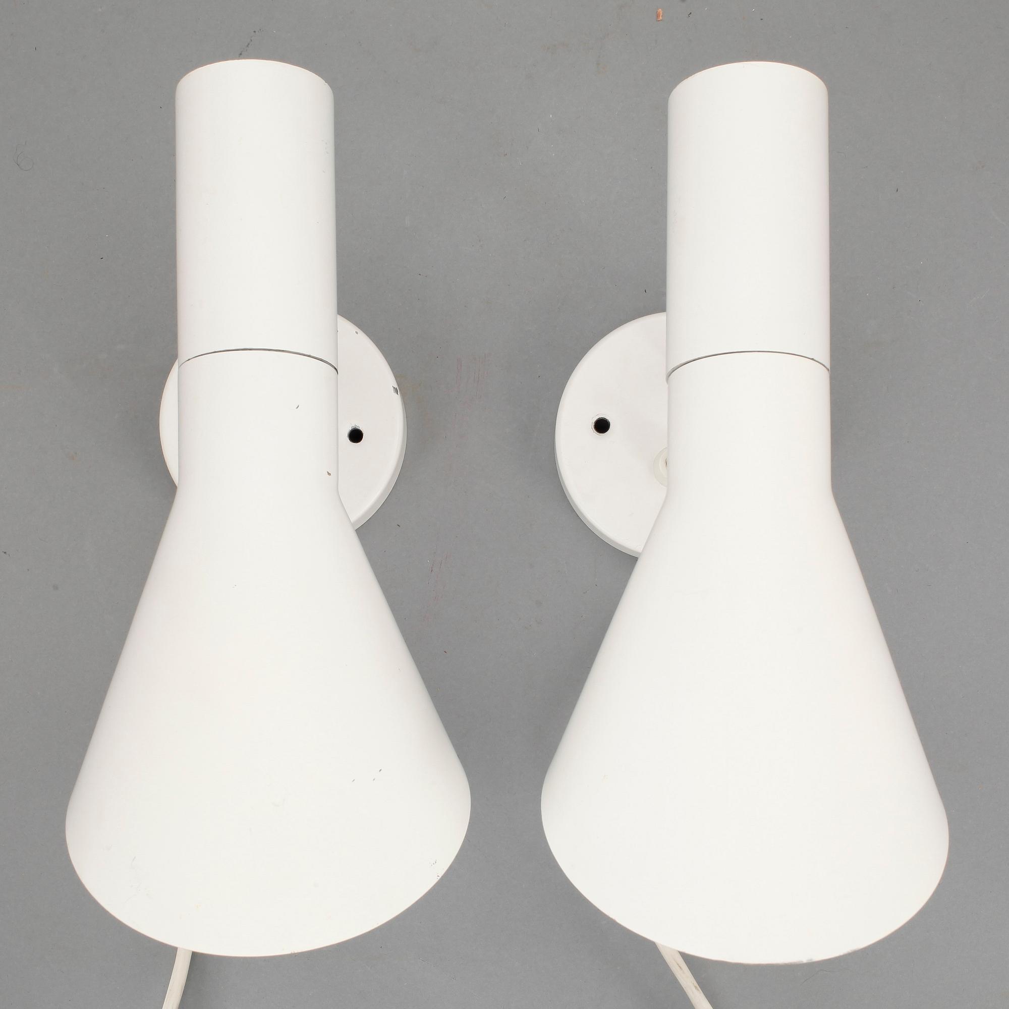 VÄGGLAMPOR, ett par, "AJ", Arne Jacobsen för Louis Poulsen, Danmark. Inköpt 1980-tal.