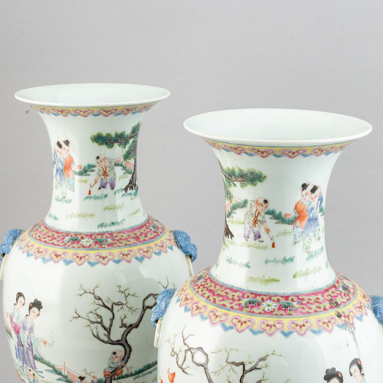 A pair of Chinese vases, second half of the 20th Century.
