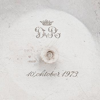 Såsskål, silver, Olof Robert Lundgren (verksam i Åbo 1821-82) och gräddsnäcka, silver, Gustaf Holmberg, Åbo 1846.