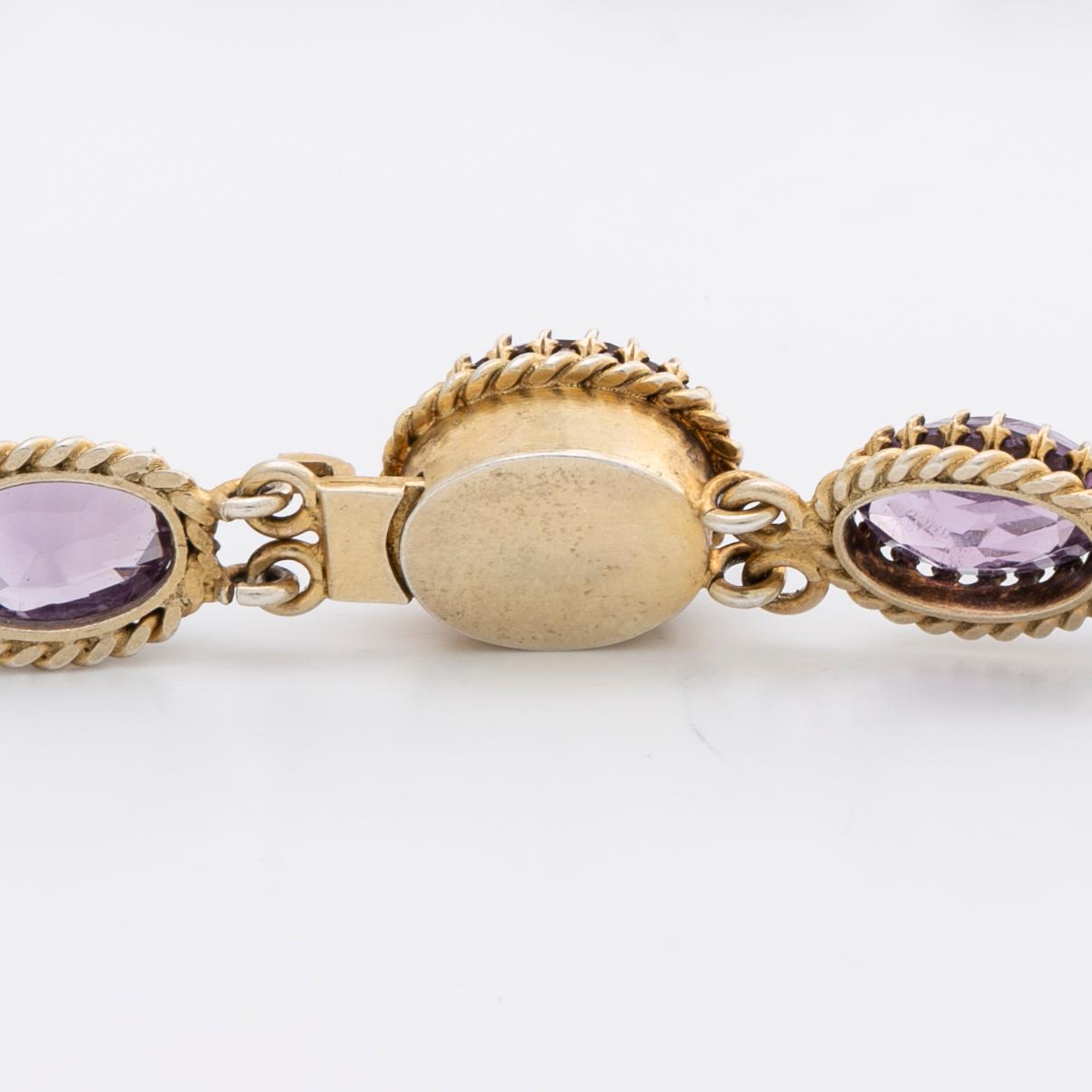 GARNITYR, förgyllt silver med ametister o orientalpärlor, collier, armband och brosch.