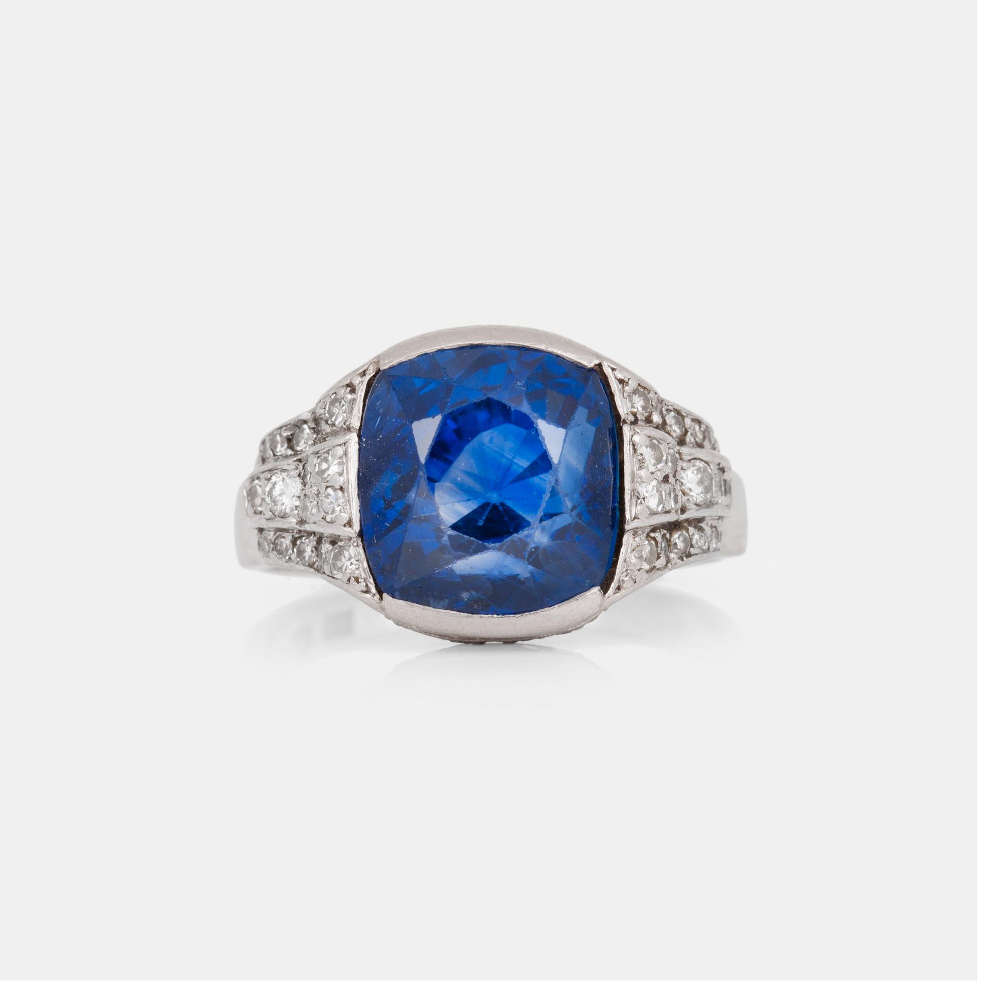 RING med safir ca 11.00 ct, samt åttkantsslipade diamanter, totalt ca 0.40 ct.