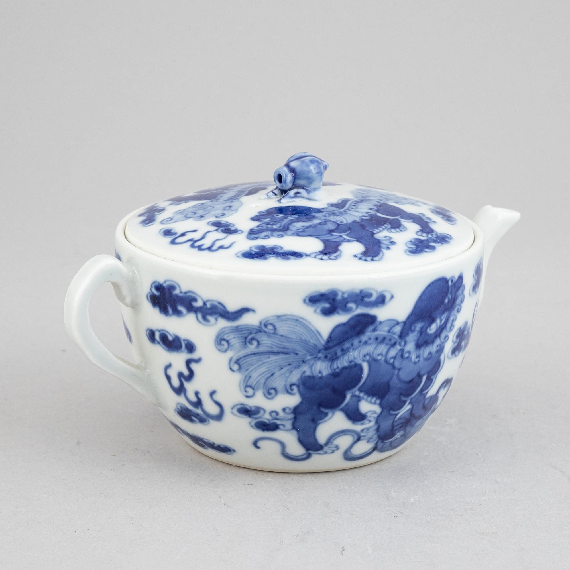 A Chinese blue and white porcelain teapot, late Qing dynasty, late 19th century.