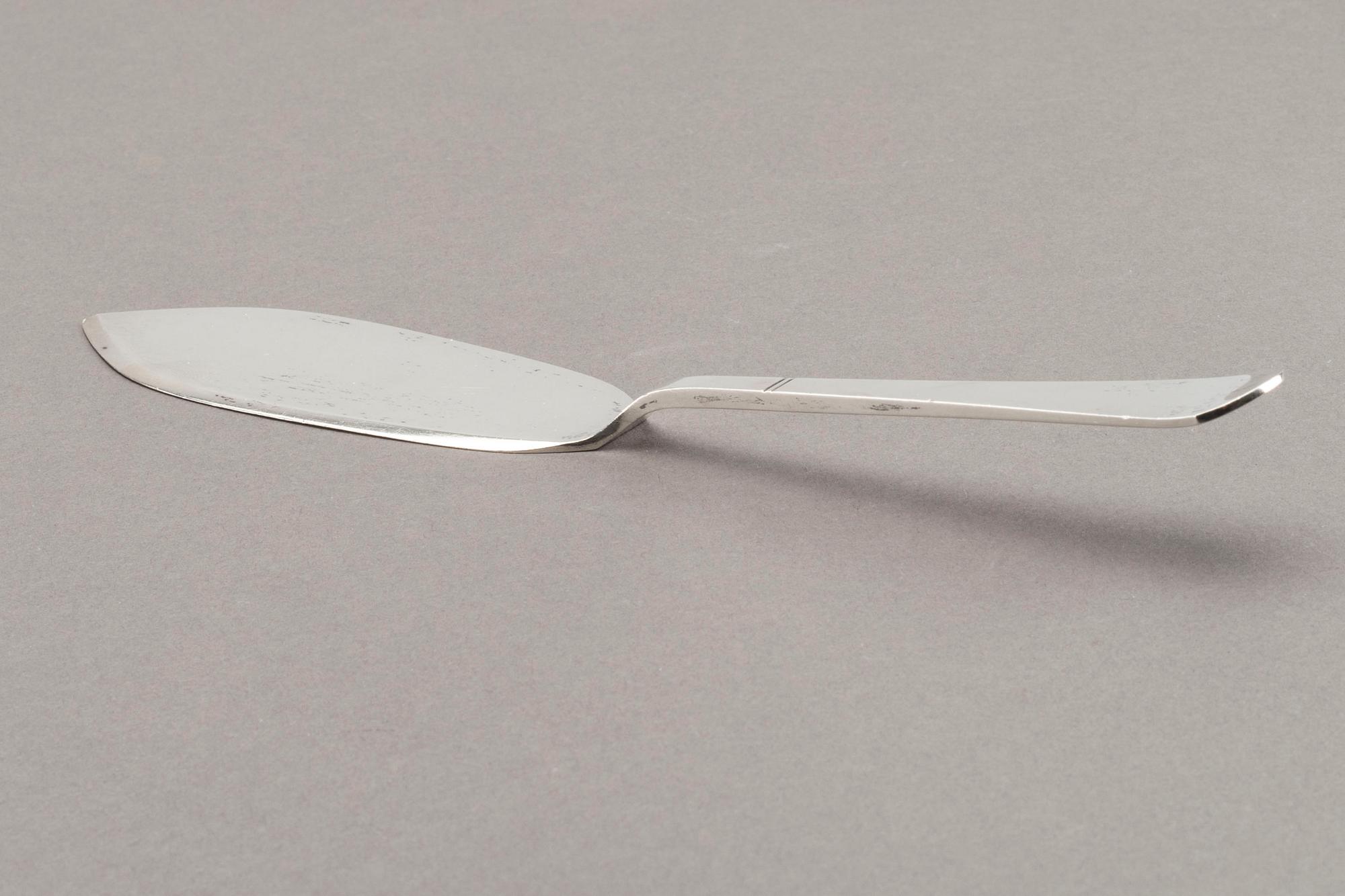 A 20th century silver cake server mark of W Nilsson Lund 1945, weight ca 77 gr.