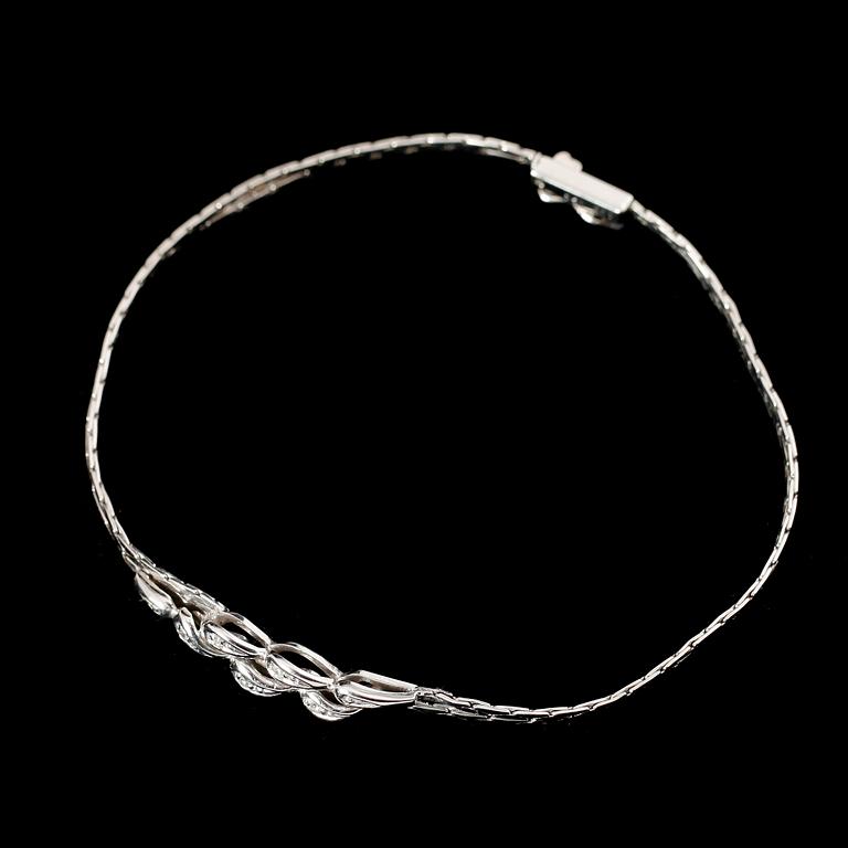 ARMBAND, 18 k, vitguld, med briljantslipade diamanter totalt 0.05 ct. Total vikt ca 6 g.