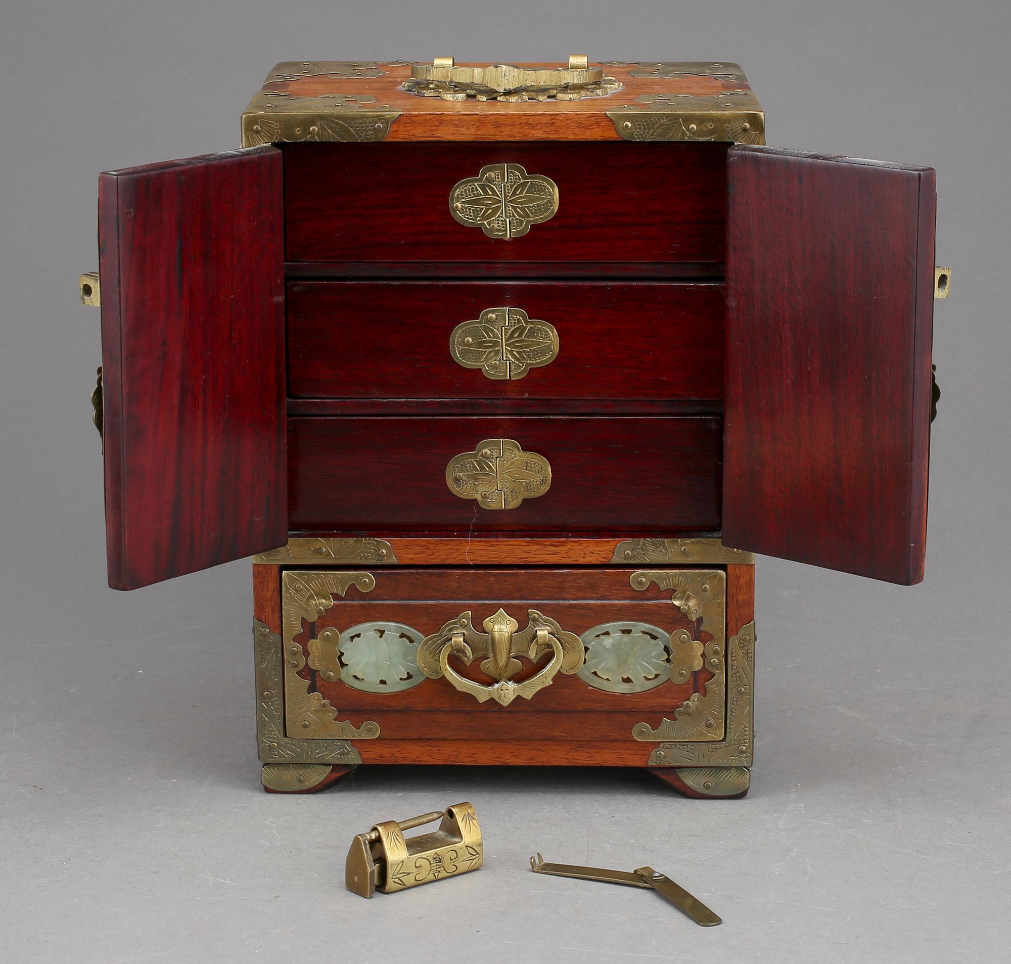 SMYCKESKRIN/MINIATYRSKÅP, Kina 1900-talets början.