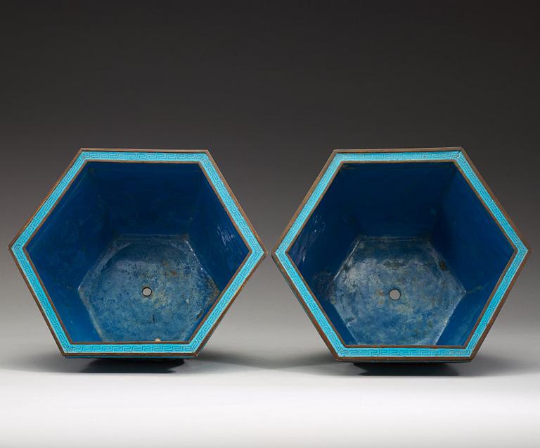 A pair of Chinese cloisonné flower pots, 1900-tal.