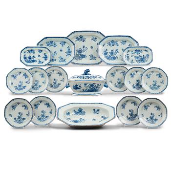 A blue and white dinner servis, Qing dynasty, Qianlong (1736-95). (53 pieces).