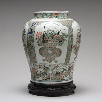 PRAKTURNA, porslin. Qingdynastin, Kangxi (1662-1722).