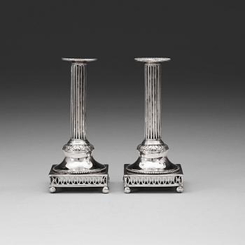 1015. A pair of Swedish 18th century silver candelsticks, marks og Pehr Zethelius, Stockholm 1793.