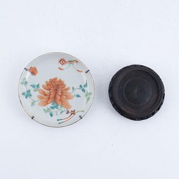 A Chinese porcelain jar with cover and a dish, Qingdynasty, 19th century/late 20th century.