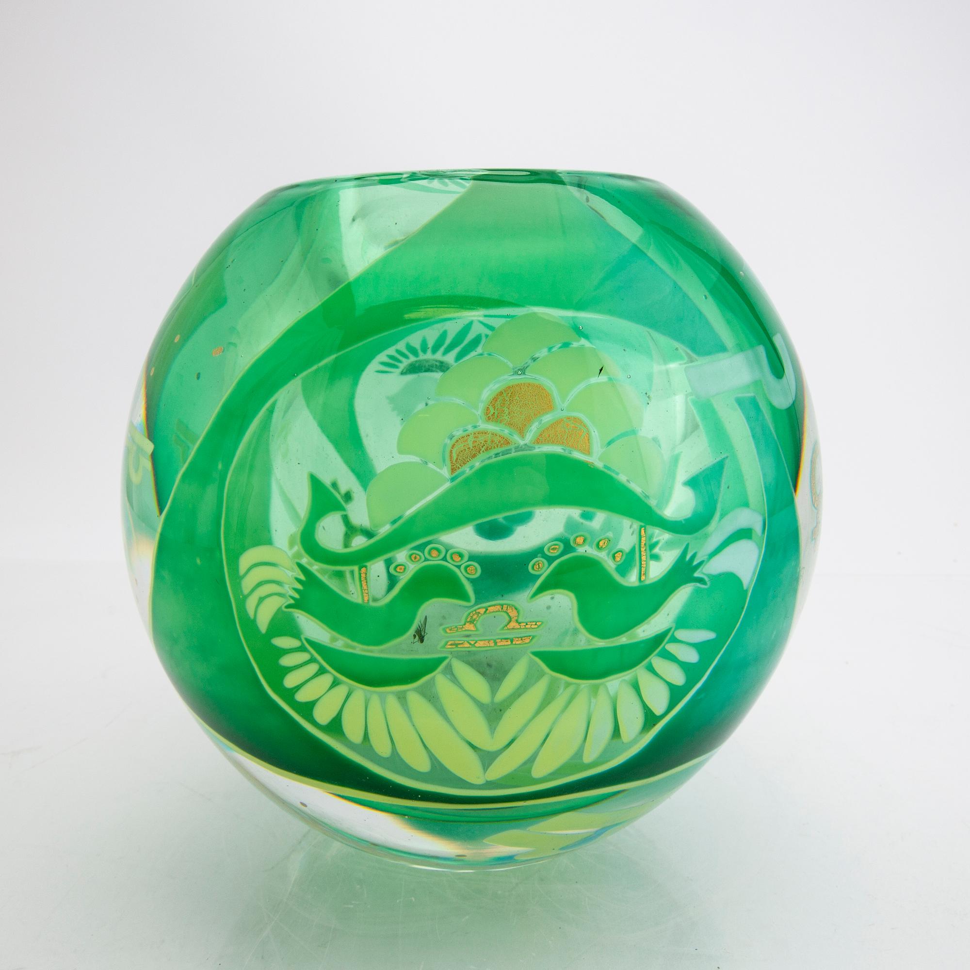 Hanne Dreutler & Arthur Zirnsack signed and dated glass vase 1990.
