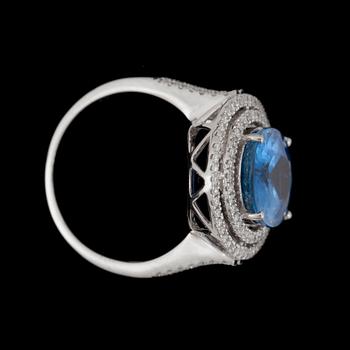 RING, ovalslipad kyanit 5.73 ct, med briljantslipade diamanter tot. 0.48 ct.