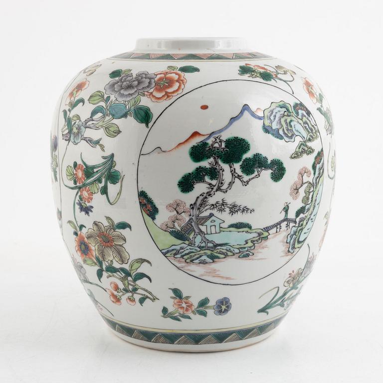 A Chinese famille verte porcelain jar, late Qing dynasty/20th century.