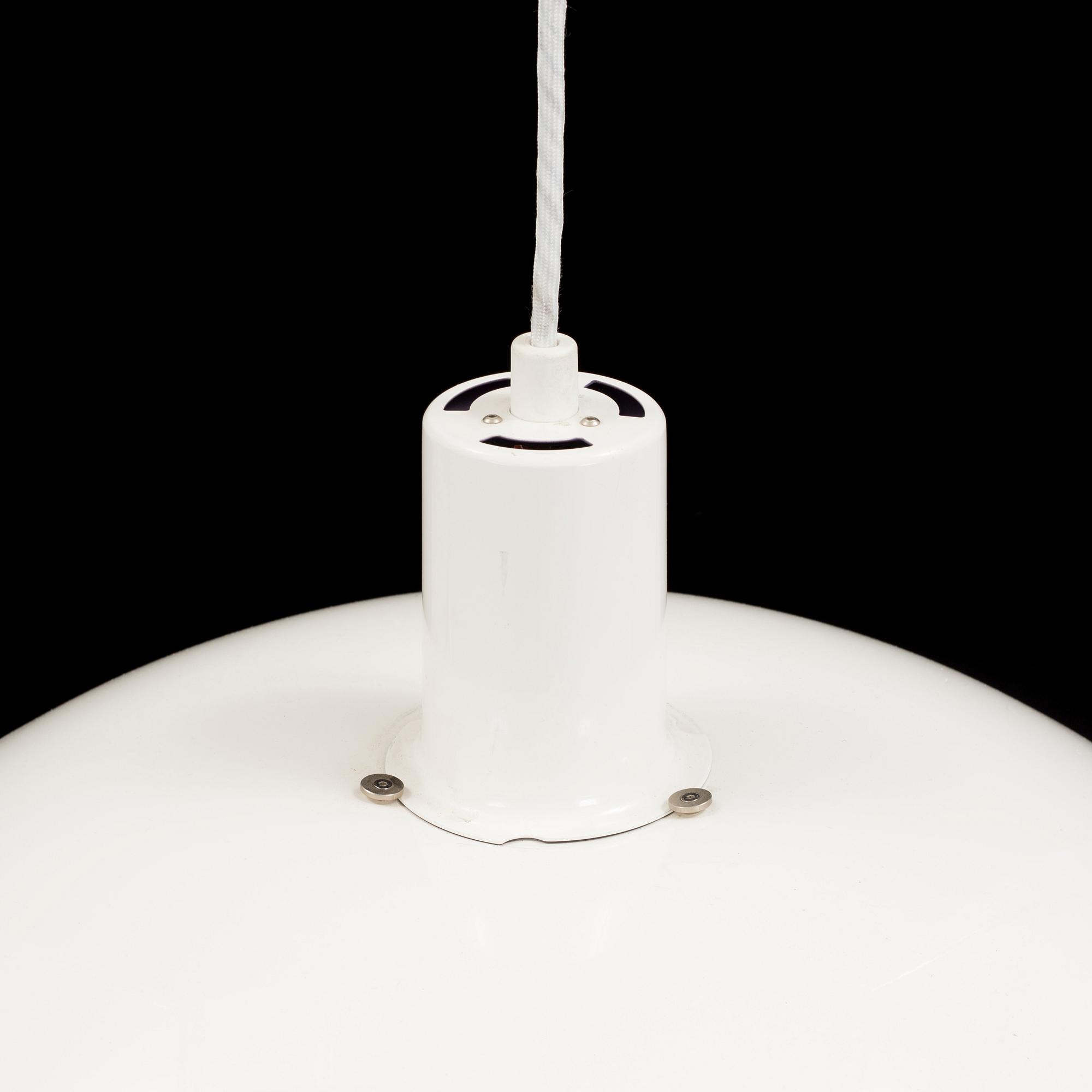 POUL HENNINGSEN, taklampa, "PH-4", för Louis Poulsen, Danmark. Höjd ca 30 cm.