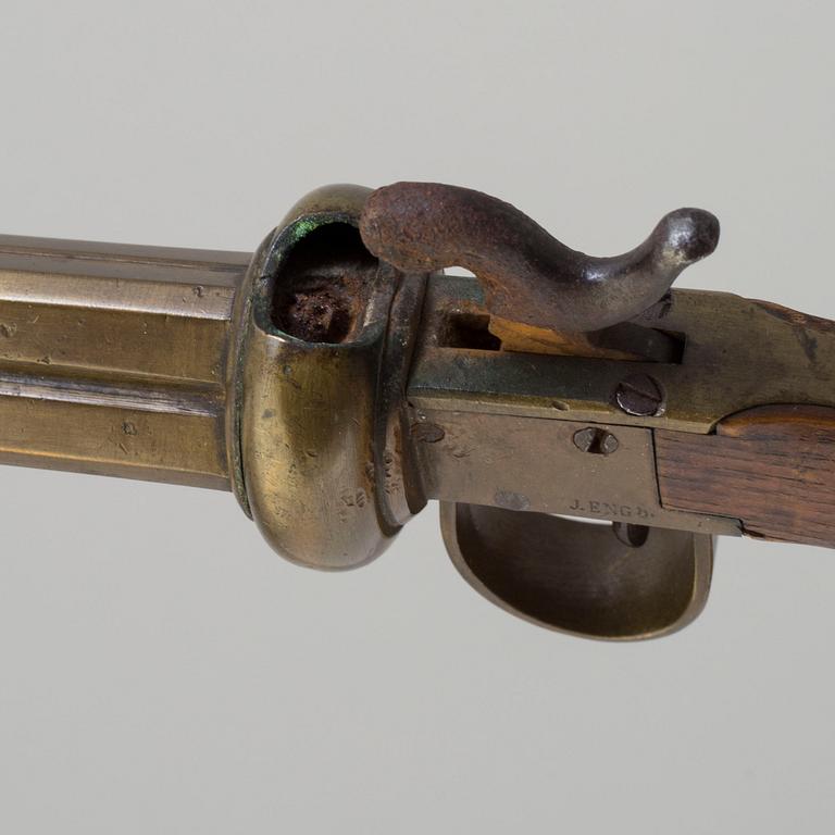 SLAGLÅSREVOLVRAR, 2 st, svenska, i mässing, fyrpipiga, varav 1 signerad.