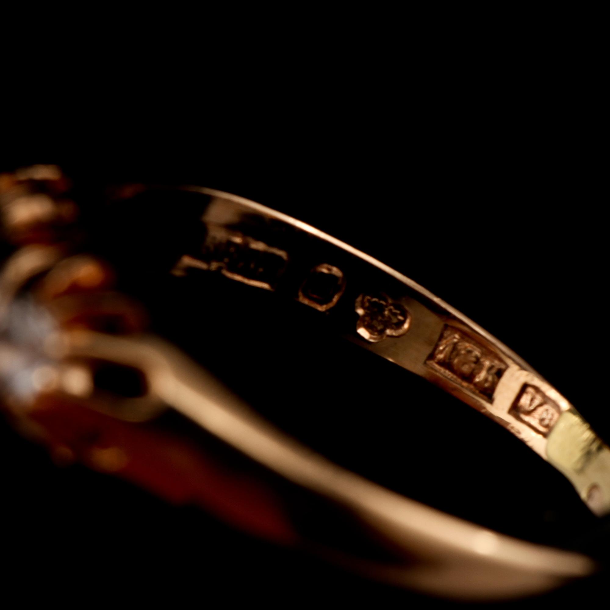 RING, 18k guld med 2 åttkantslipade diamanter samt blå safir, Falköping, 1947. Vikt 3 g.