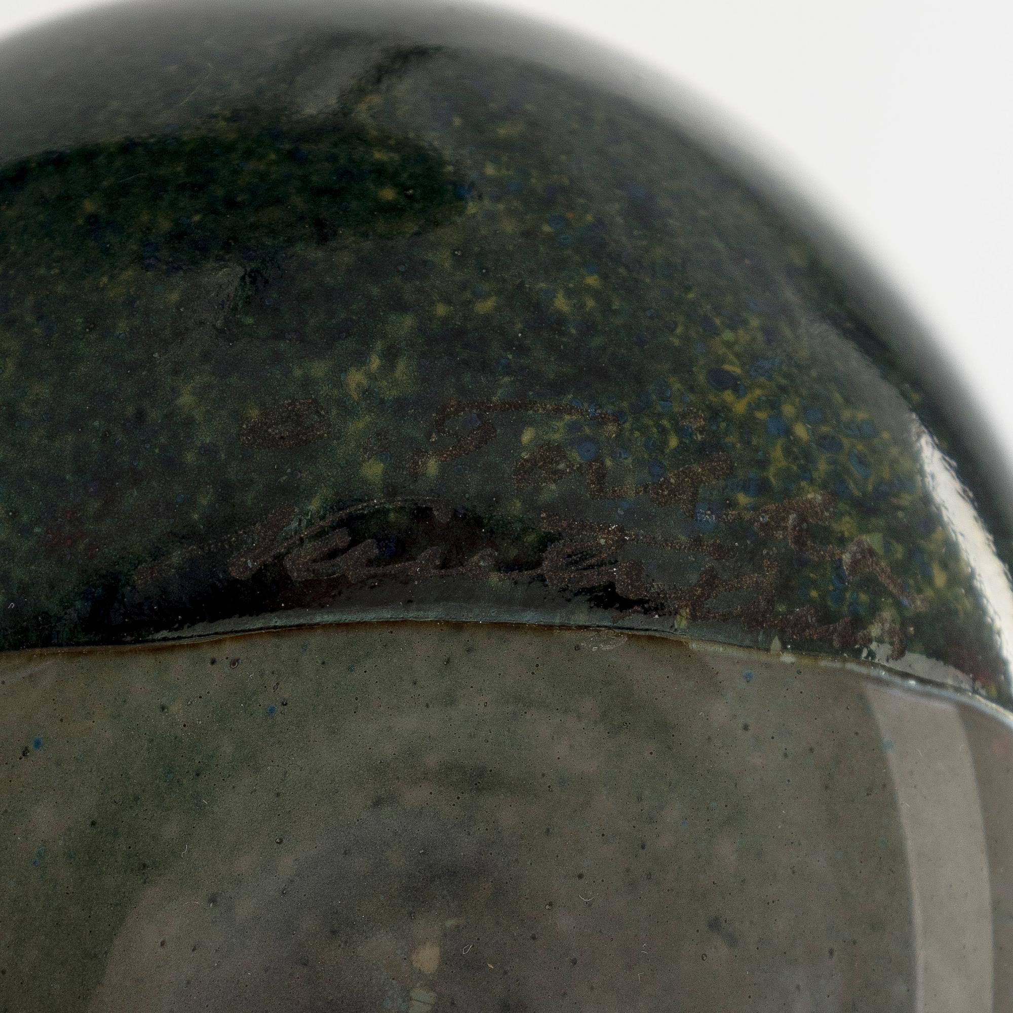 Oiva Toikka, Two glass birds, signed O. Toikka Nuutajärvi.