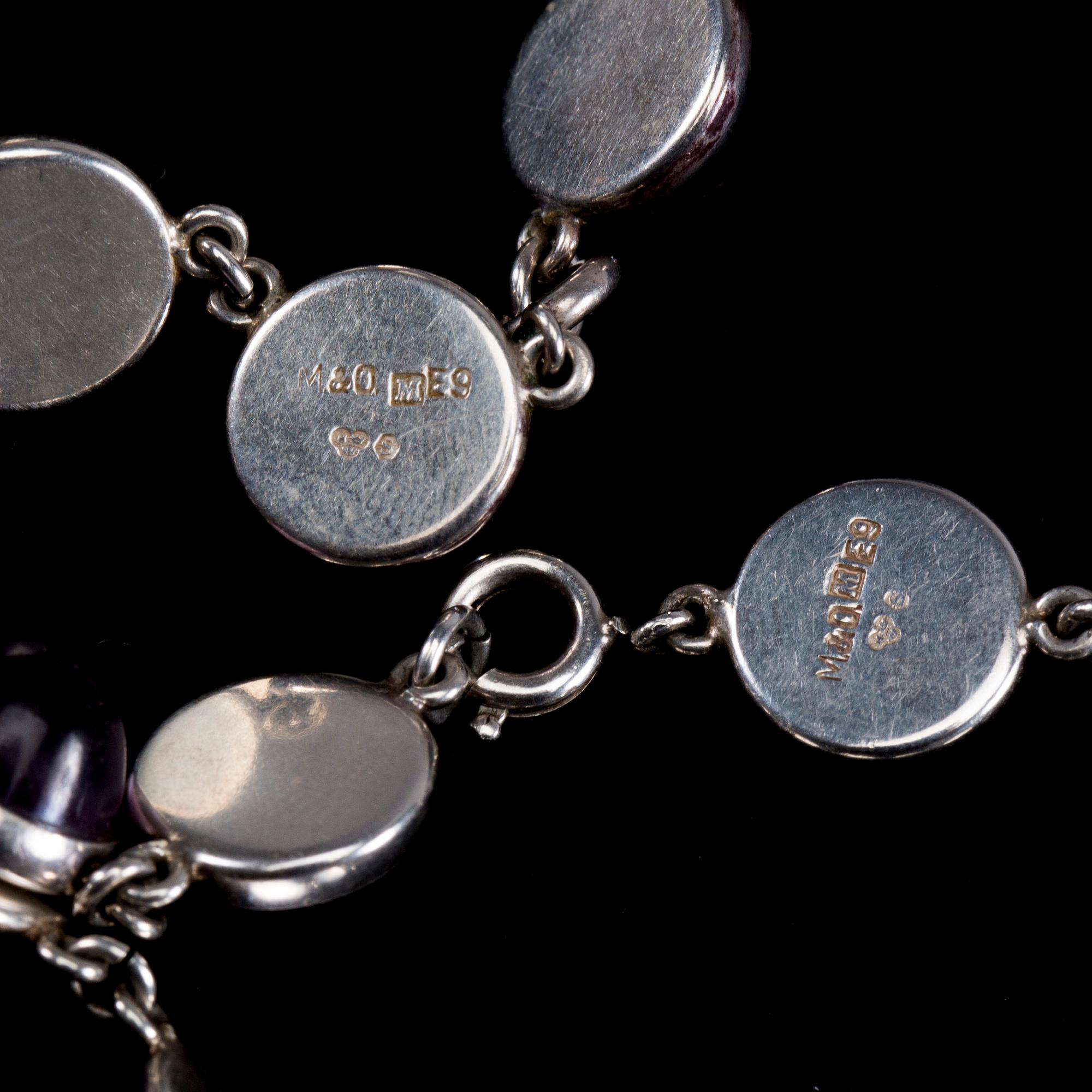 SMYCKESSET, silver med lila sten. Märkt M & O, Malmö, 1955. Vikt ca 90 g.
