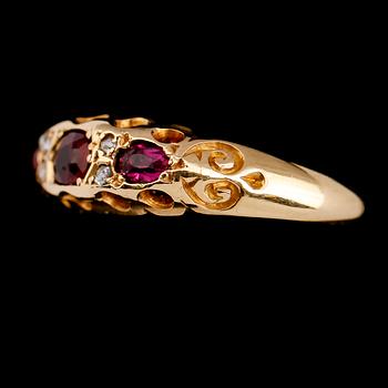 RING, 18 k guld, England 1904, med röda stenar och rosenslipade diamanter. Vikt ca 3 gram.