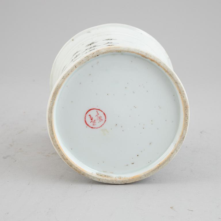 A Chinese porcelain brush pot, 20th century.
