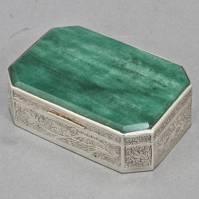 DOSA, låhaltigt silver, 1900-tal. Tot vikt 190 g.