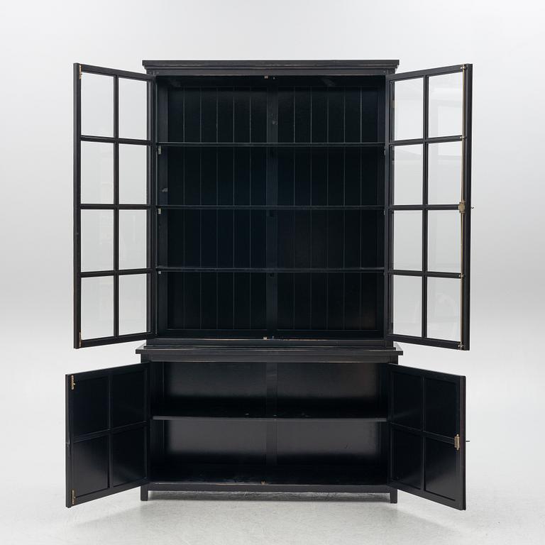 Vitrinskåp, Newport, samtida.