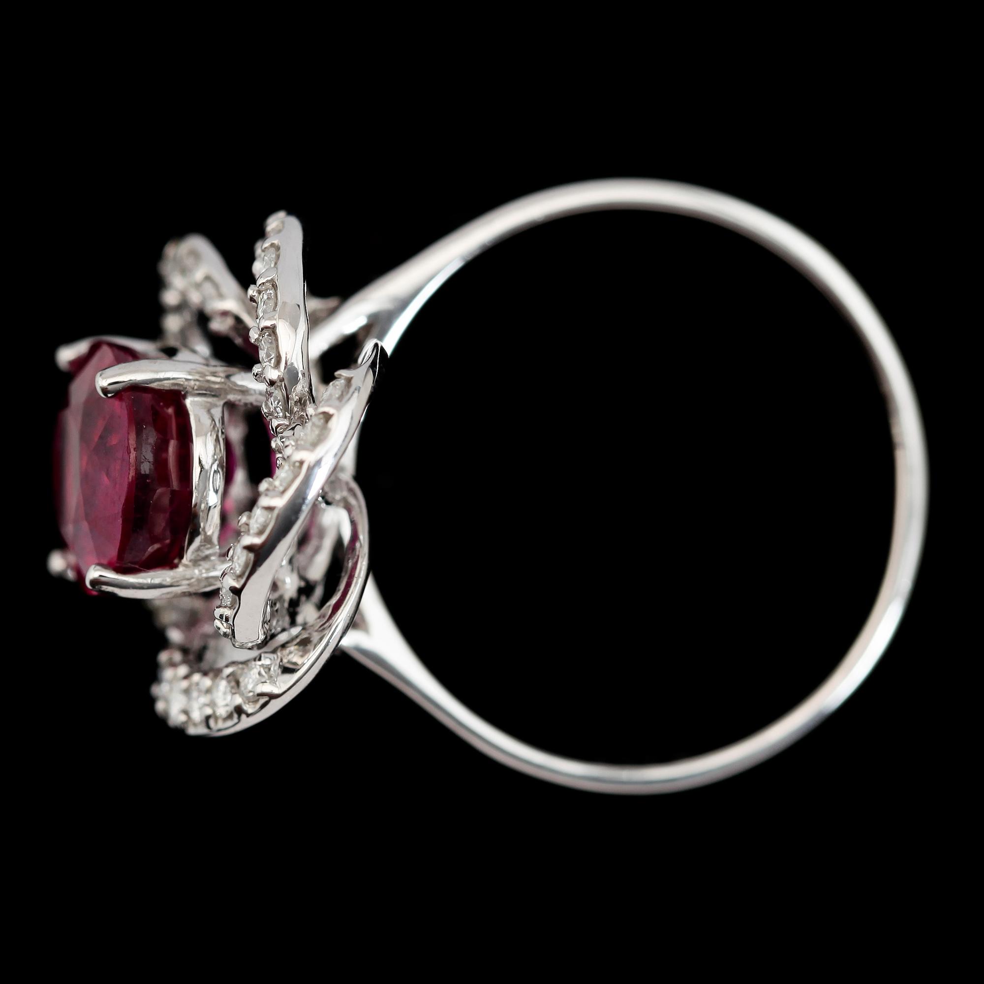 RING, 18K vitguld, rubin och briljantslipade diamanter.