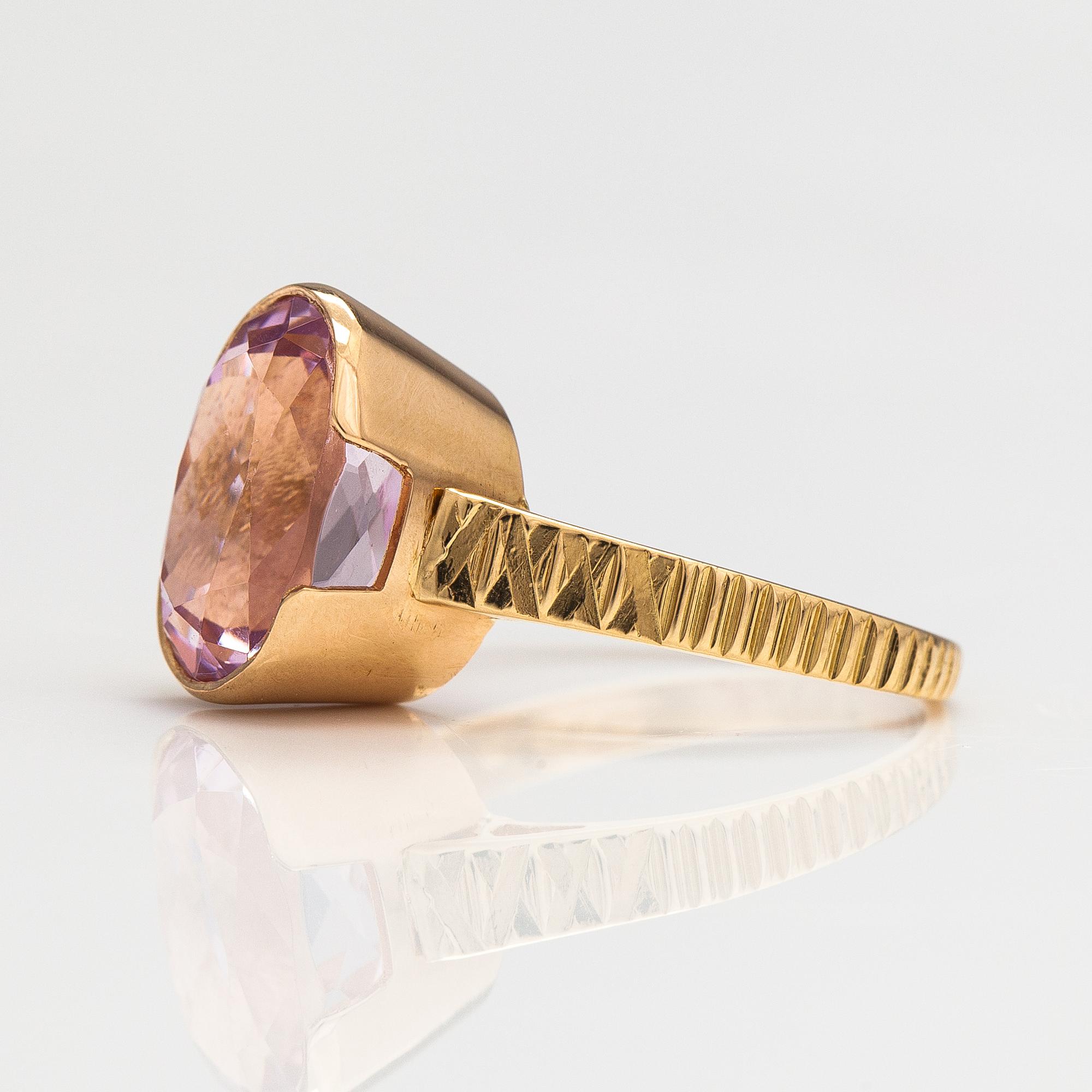 Ring, 18K guld och kunzit. Finska importstämplar 1970.