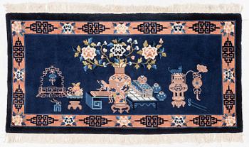 A Chinese rug,  156 x 80 cm.