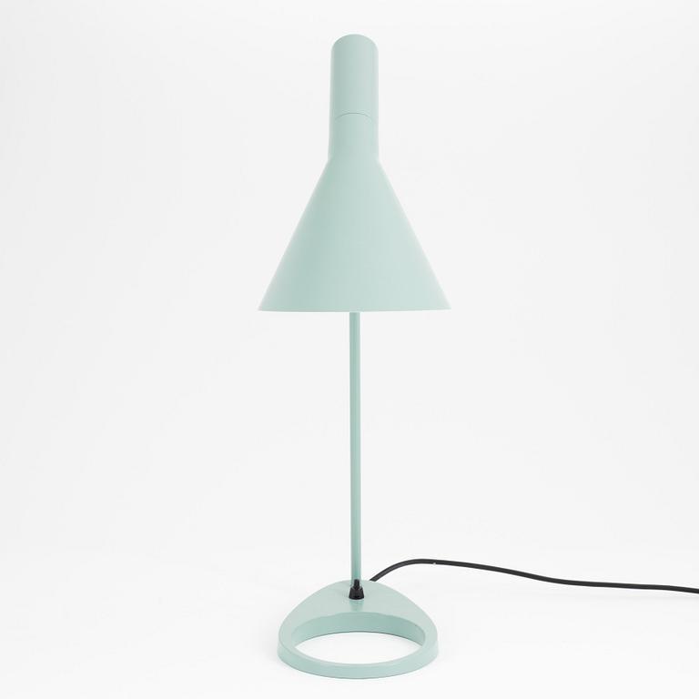 Arne Jacobsen, bordslampa, "AJ", Louis Poulsen, Danamark.