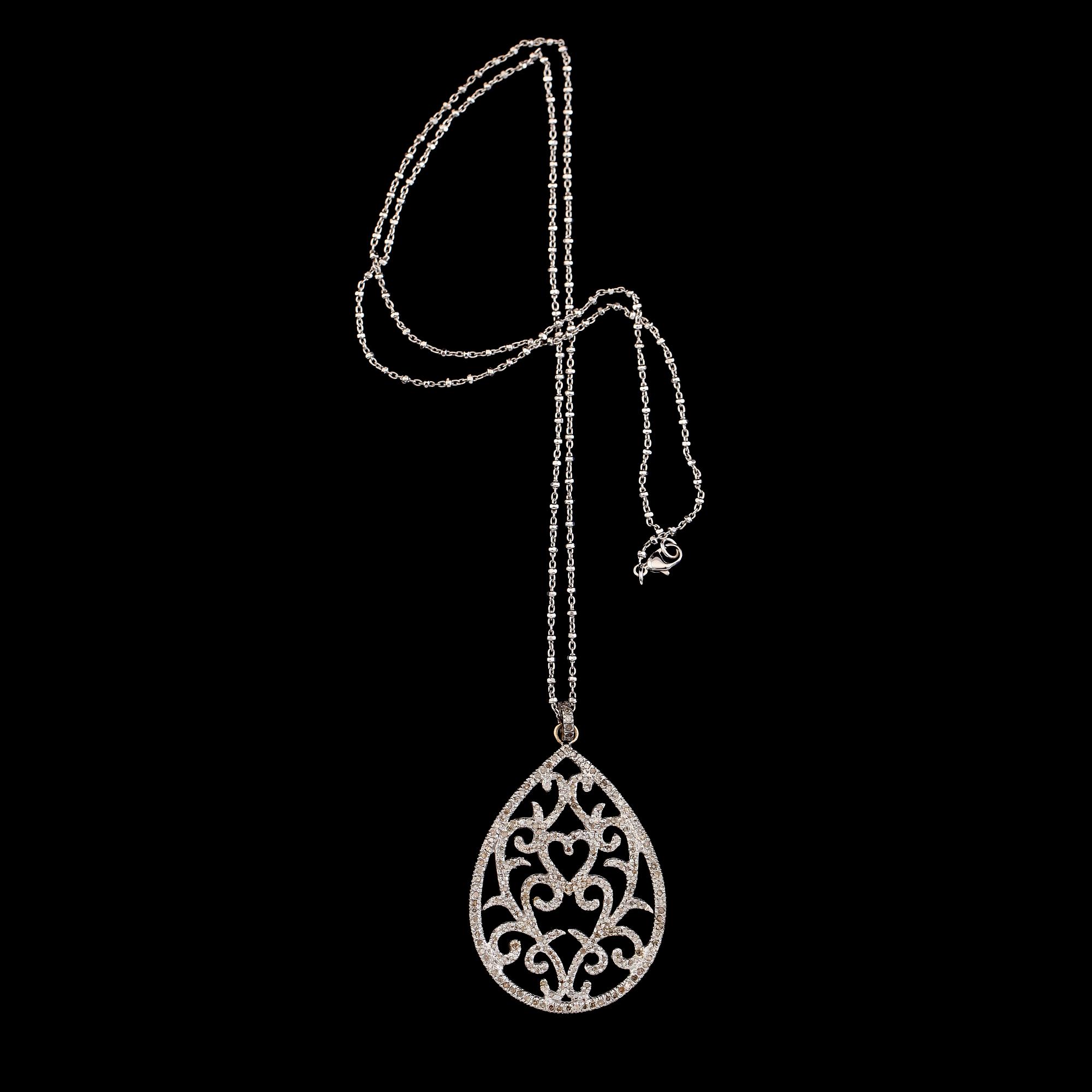 HÄNGE MED KEDJA, silver och diamanter tot ca 1.66 ct.