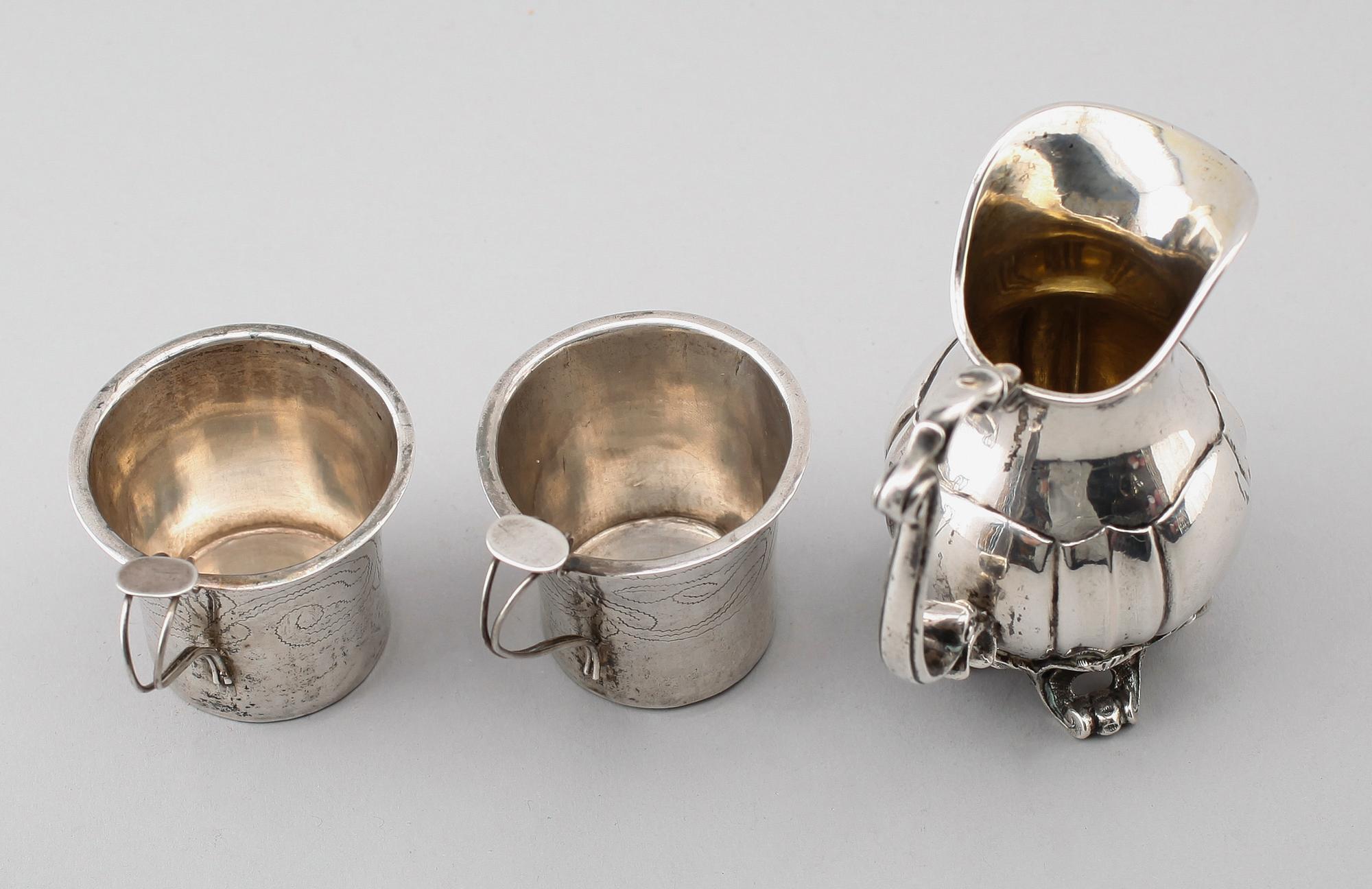 GRÄDDKANNA samt BÄGARE, 1 par, silver, svenska stämplar, 1800-tal. Vikt ca 136 g.