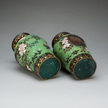 URNOR, ett par, koppar och emalj, Kina, 1800-tal.
