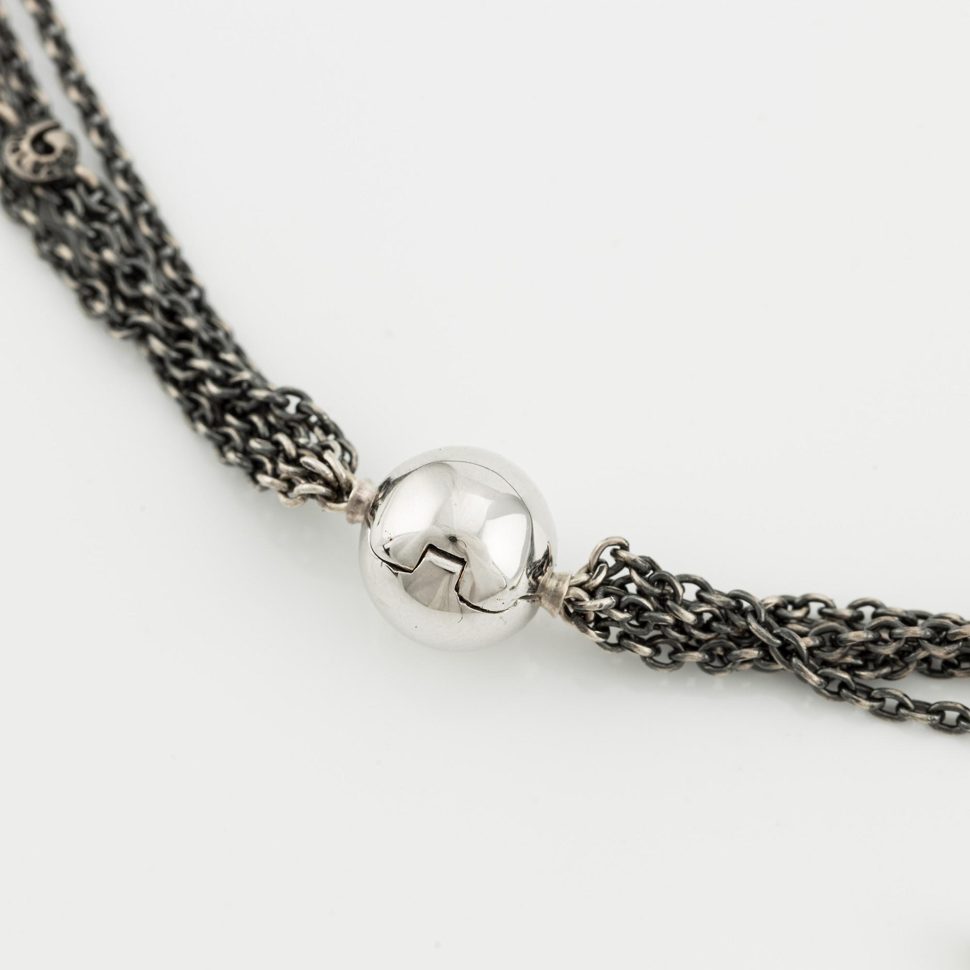 A clasp in 18K white gold with two Ole Lynggaard silver necklaces.