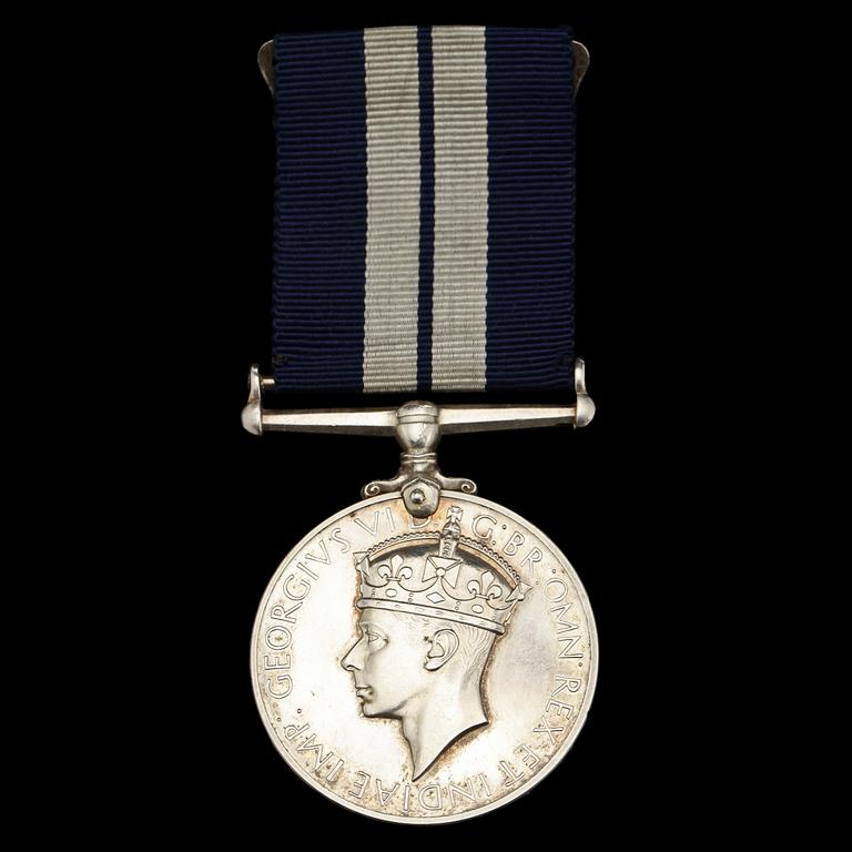 MEDALJ, silver, "For distinguished service", England, 1900-tal. Tot vikt 38 g.