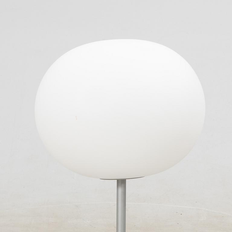 Jasper Morrison, bordslampa "Glo ball" för Flos 2000-tal.
