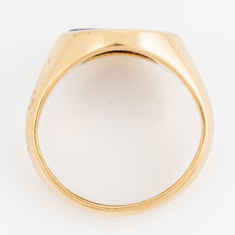 Signet ring 18K gold with agate.