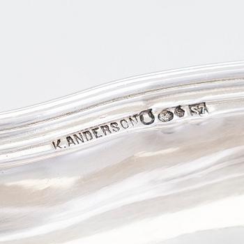 Uppläggningsfat, 4 st, och skålar, 2 st, silver, svenska, danska och finska stämplar 1918-1948, samt försilvrad coaster.