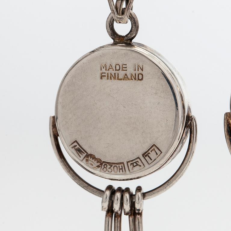 Jorma Laine, korvakorut, pyöröhiotut spektroliitit, hopeaa.