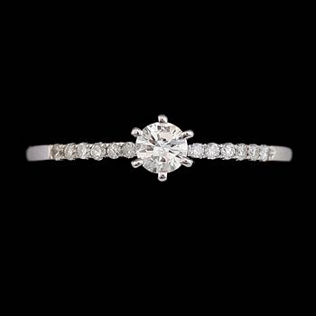 RINGAR, 1 par, 14K vitguld, briljantslipade diamanter tot ca 0.50 ct. Total vikt ca 3 g.