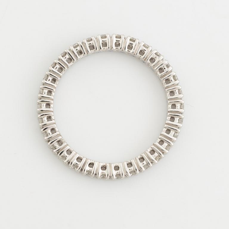 Ring with brilliant-cut diamonds.