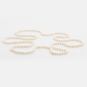 Necklace, longer model, with cultured pearls.