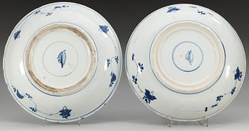 A pair of blue and white chargers, Qing dynasty, Kangxi (1662-1722).