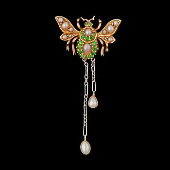1010. A pearl and tsavoritegarnet brooch in the shape of a fly.