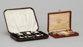 MOCCASKEDAR, 6 st, nysilver samt COCKTAILPINNAR, 20 st, silver. 1930-tal. Tot vikt 89 g.