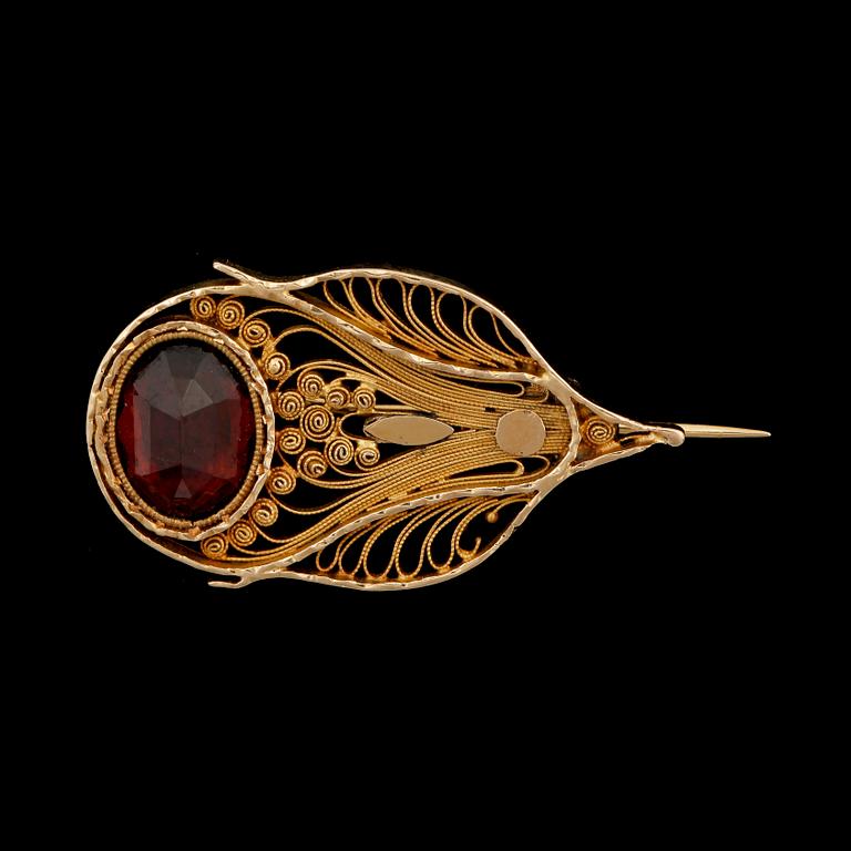 BROSCH, empire, 18 k guld med granat, Stockholm, 1811. Vikt 2 g.